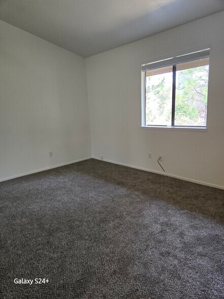 Building Photo - 13055 Lincoln Way