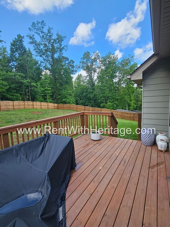 Building Photo - Gorgeous 3 bd / 2 bath / Attention to Deta...