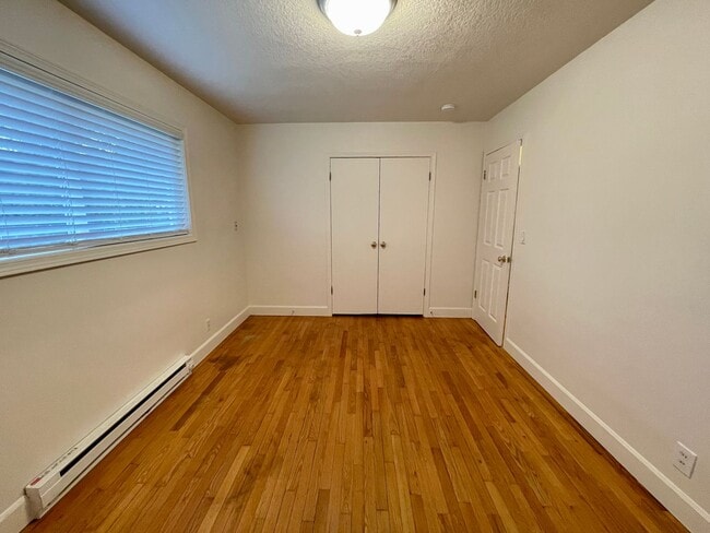 Building Photo - MANF01