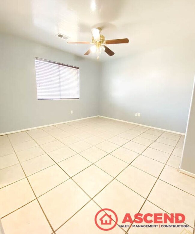 Building Photo - 3 Bedroom 2 Bath House in SE Bakersfield - Apply Today!