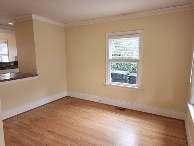 Building Photo - Spacious 3BR/3BA in Sought- After Queen Anne Location
