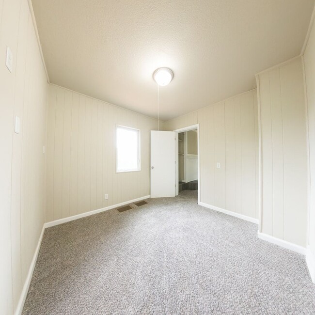 Building Photo - Updated 3 Bedroom 2.5 Bathrooms
