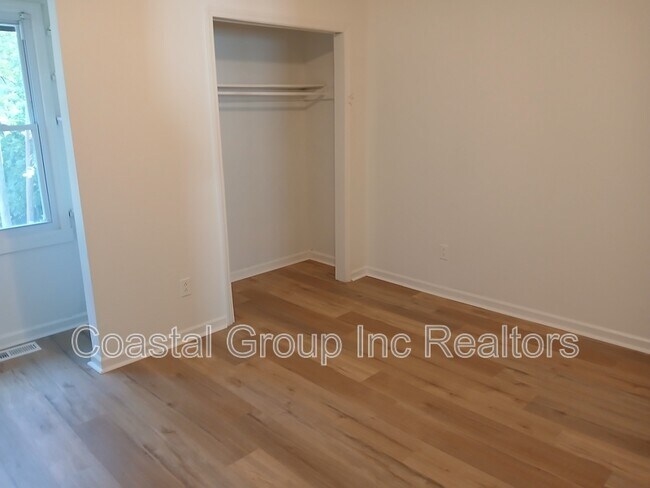 Building Photo - 861 W 48th St
