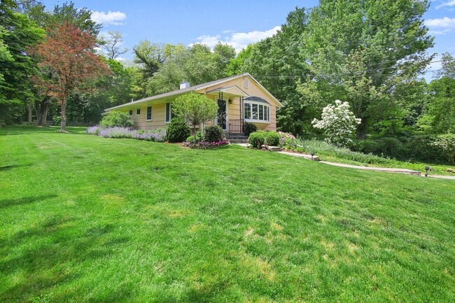 Building Photo - 395 Taconic Rd