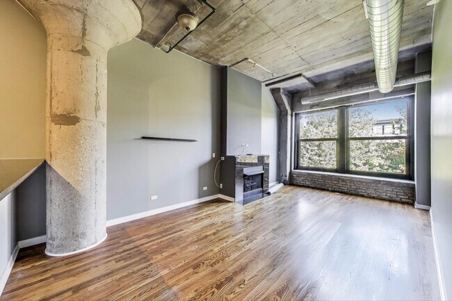 Building Photo - 1071 W 15th St