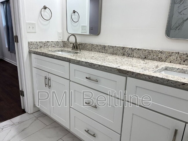 Building Photo - 1321 Bridges Ave SW