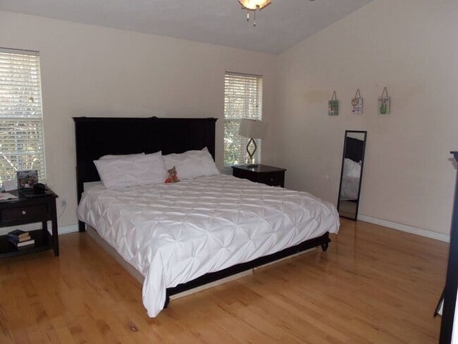 Building Photo - 3bedrooms 2baths 2 car garage in Centervil...