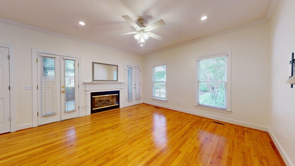 Building Photo - Spacious Townhome close to downtown Auburn...