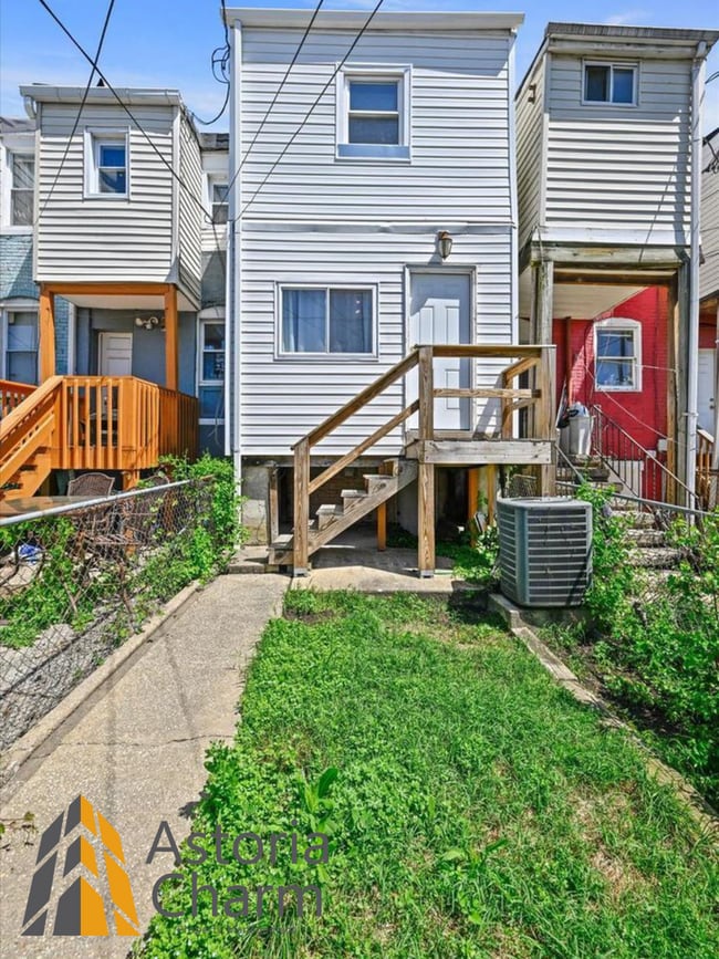 Building Photo - Beautifully Renovated 2-Bed, 1-Bath with P...