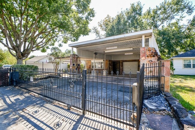 Primary Photo - 6625 Underhill St