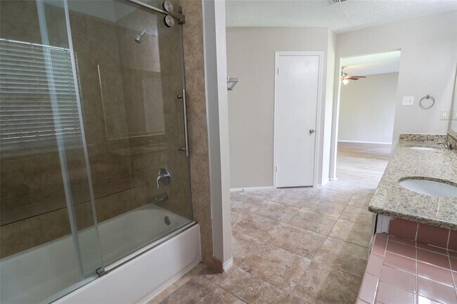 Building Photo - 1546 Ridgebriar Dr