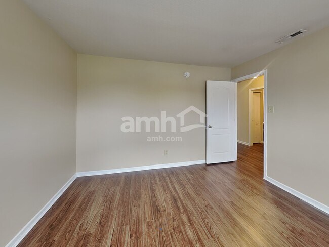 Building Photo - 467 Sedgewick Dr