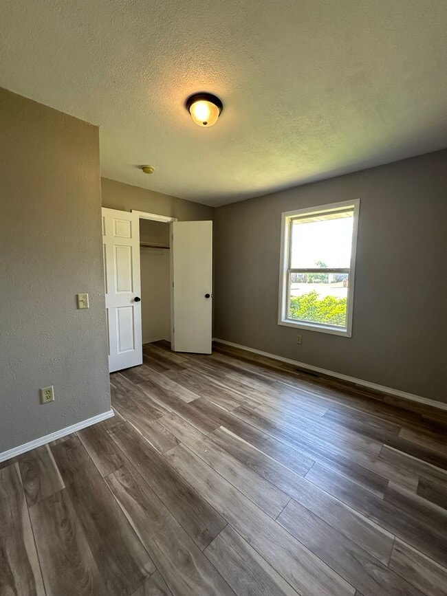 Building Photo - Great Location! Completely remodeled 3 bedroom 2 full bathroom home available now in battlefield!!