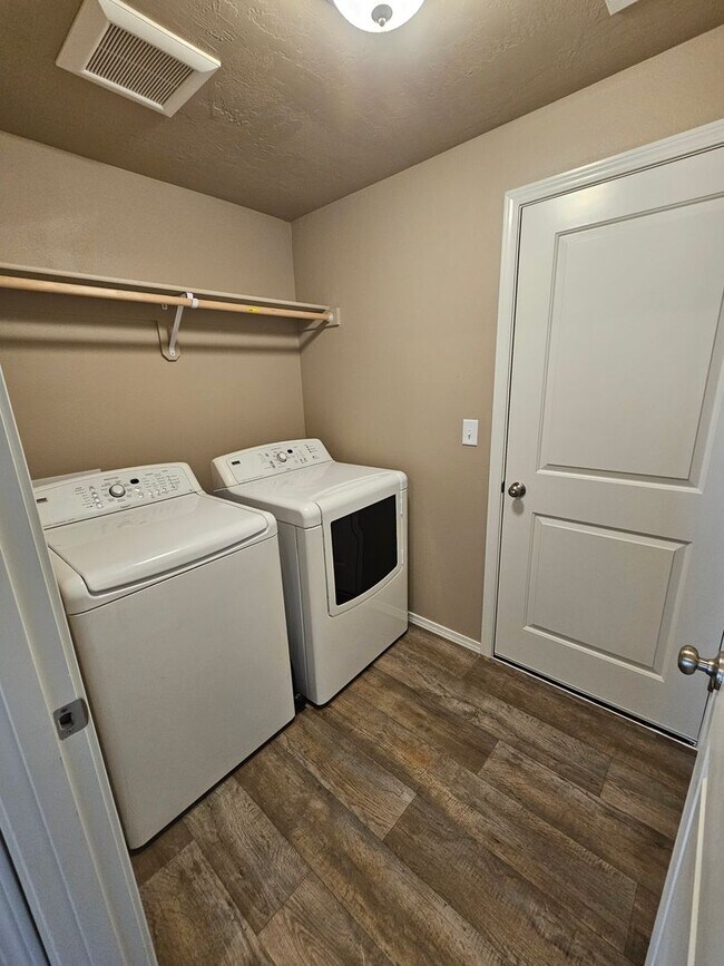 Building Photo - 3 Bedroom Home