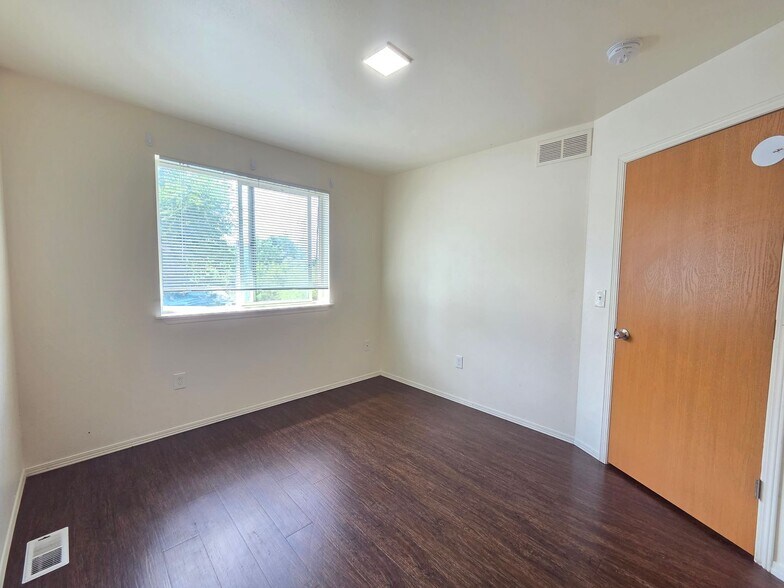 Building Photo - 407 E 8th Ave