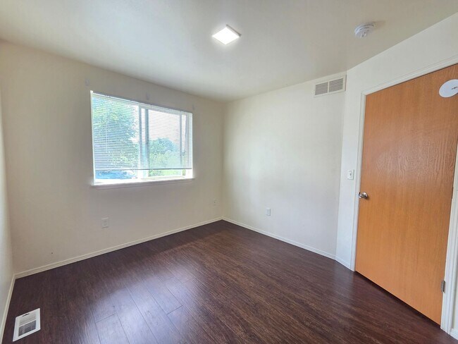 Building Photo - 407 E 8th Ave
