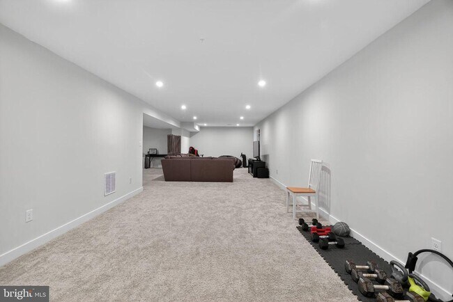 Building Photo - 701 Cascade Way