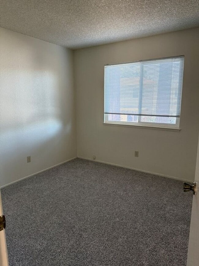 Building Photo - Updated 4 Bedroom 2.5 Bath Vacaville *Star...