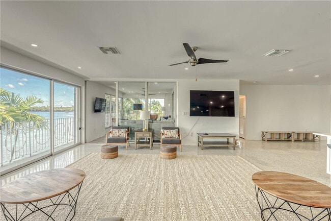 Building Photo - 2717 Yacht Club Blvd