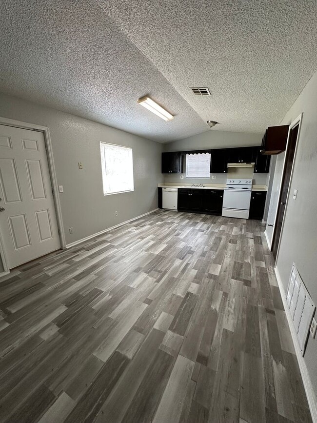 Building Photo - Nice 3bed, 1 1/2 bath. 2 car garage