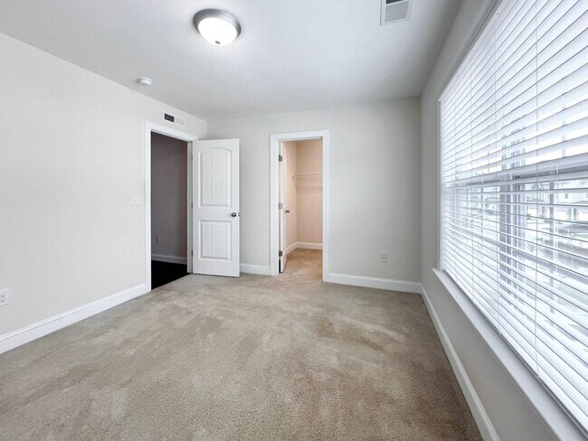 Building Photo - 2707 Masonboro Ferry Dr