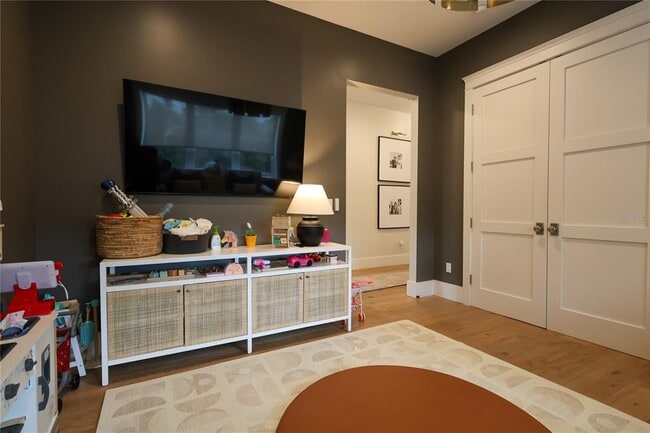 Building Photo - 2402 W Parkland Blvd