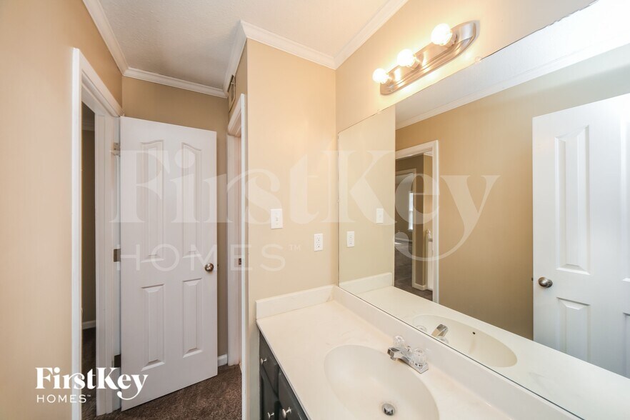 Building Photo - 8158 Creekside Cir S