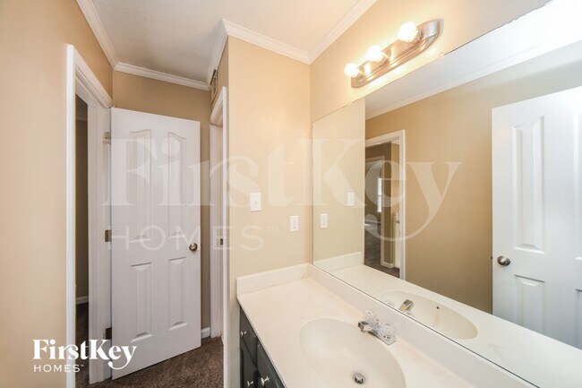 Building Photo - 8158 Creekside Cir S