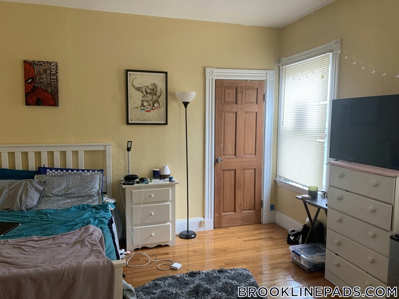 Building Photo - 46 Aspinwall Ave