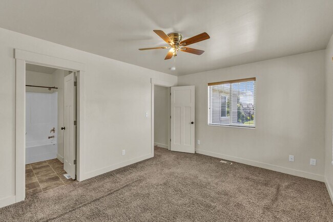 Building Photo - 4 Bedroom 3 Bathroom Home in Springville!