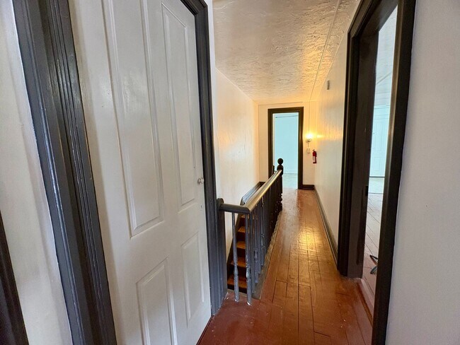 Building Photo - 342 N Newberry St