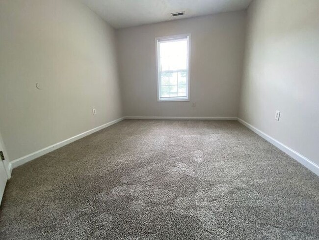 Building Photo - 3 Bedroom/3 Bath Ranch Close to Fort Liberty