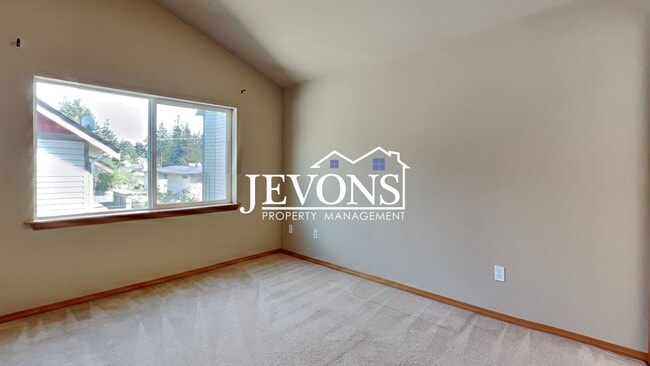 Building Photo - Charming two-story condo with two master s...