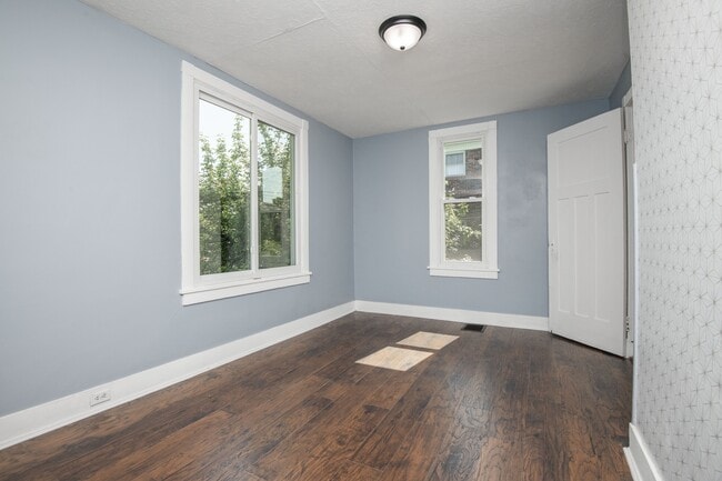 Building Photo - 117 E Glenwood Ave
