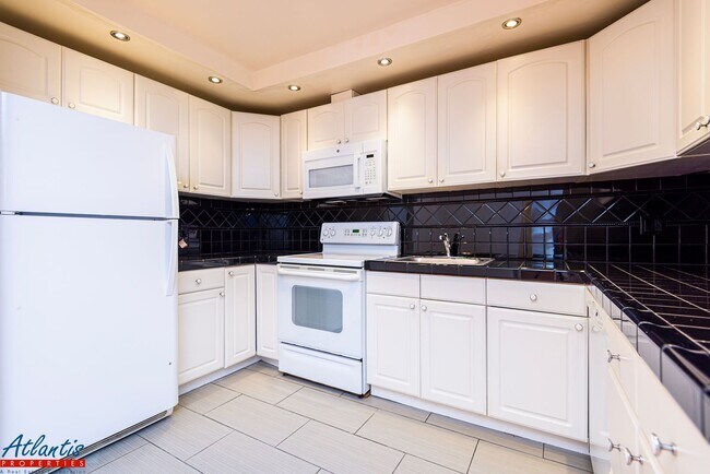 Building Photo - Lovely & Spacious Condo | A/C | In-Unit La...