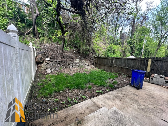 Building Photo - 4 bedroom 1 bath or 3 bedroom + den AVAILA...