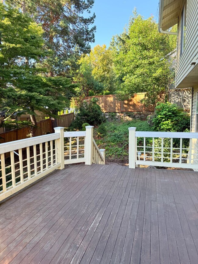 Building Photo - Elegant Bellevue Home for rent