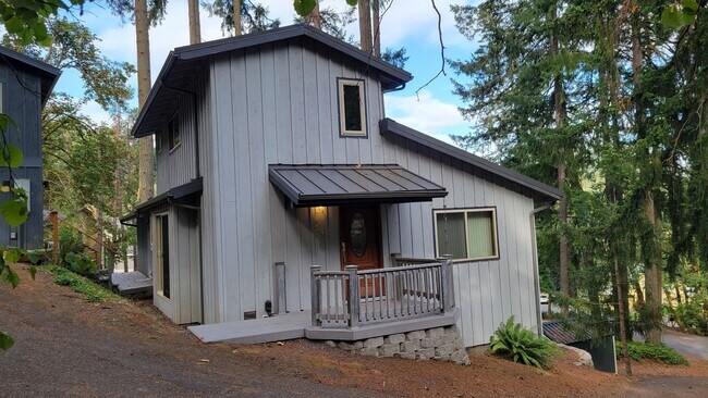 Building Photo - Spacious secluded house in Thurston Hills!