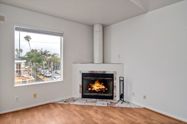 Building Photo - Cute 2 Bedroom Condo Steps Away from Endle...