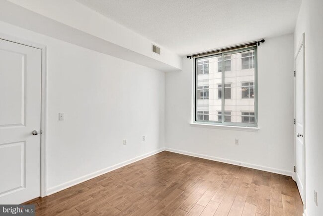 Building Photo - 851 N Glebe Rd