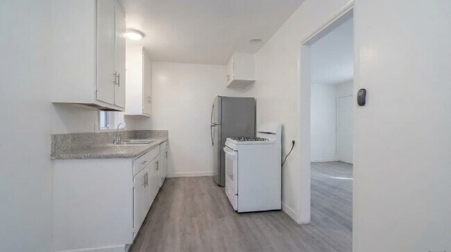Building Photo - 1127 W 111th St