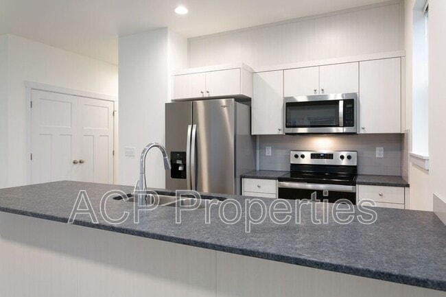 Building Photo - 2284 Brome St