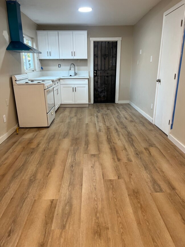 Building Photo - 606 W 4th Ave