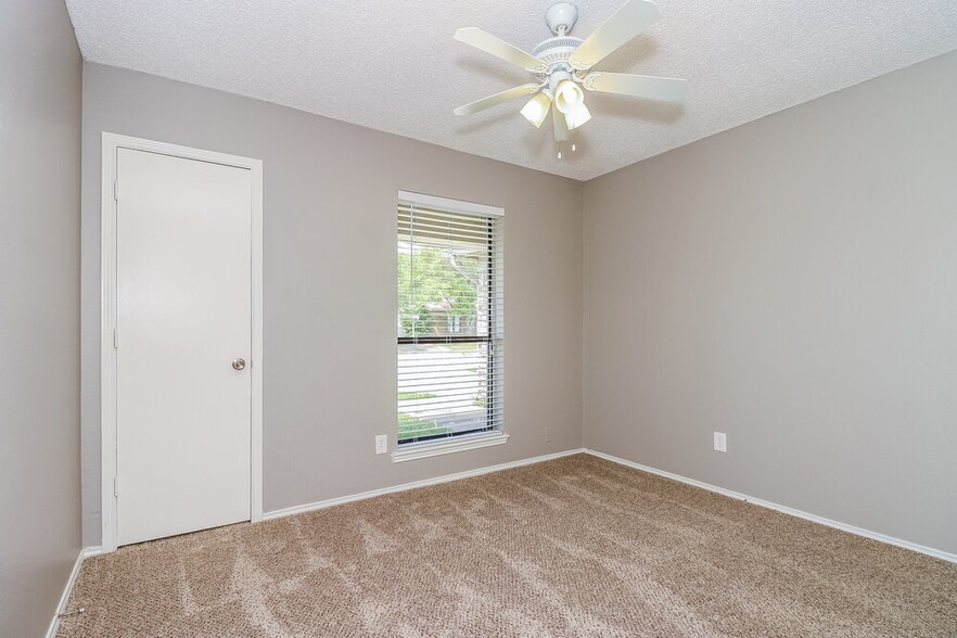 Building Photo - 7608 Meadowlark Ln N