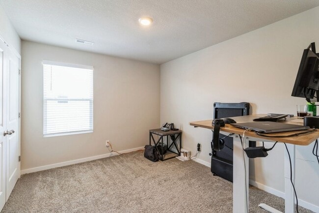 Building Photo - PRIVATE POOL & CLUBHOUSE!! 3 Bedroom, 2.5 Bathroom Townhome in Ankeny!