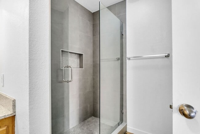 Building Photo - Great 3/2 in Crown Point!  Across from the street from bay access and available immediately!