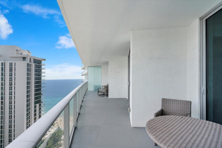 Building Photo - 4011 S Ocean Dr