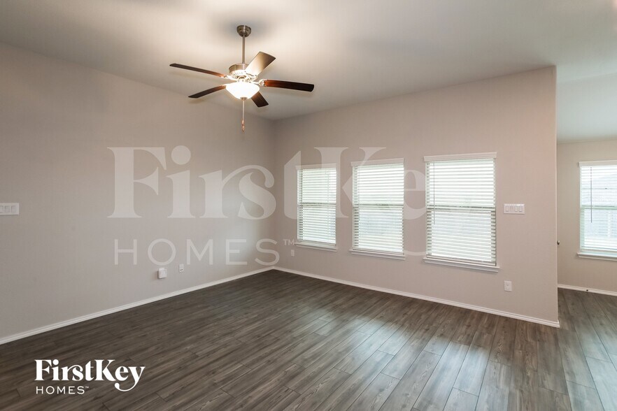 Building Photo - 301 Saguaro Dr