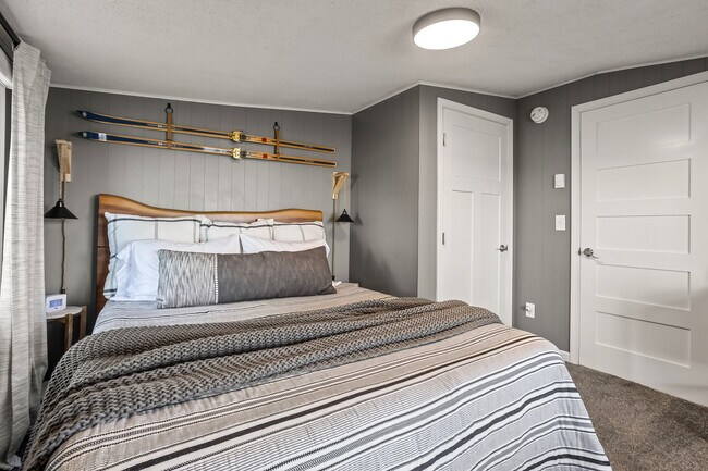 Lakeside Bedroom/Queen - 27166 Little Floyd Lake Rd