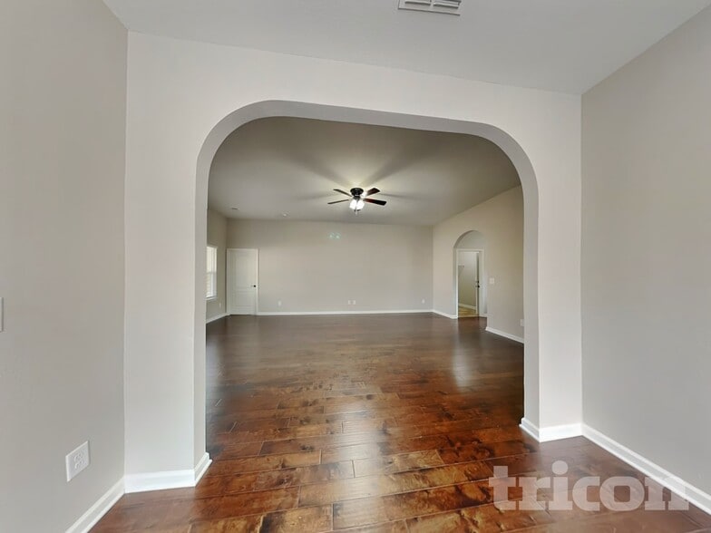 Building Photo - 616 Fredericksburg Dr